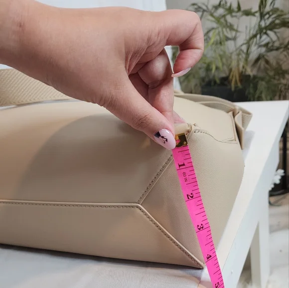 🔥Charles&Keith Nasrin Geometric Tote Bag Large Oat Large - Picture 9 of 11